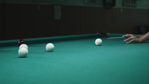 Männer spielen Billard - junger Mann reiht sich an Ball auf professionellem Billardtisch. Billardspieler, der konzentriert auf den Ball zielt. Billardclub. Zeitlupe 240 fps. voll hd 1080p — Stockvideo