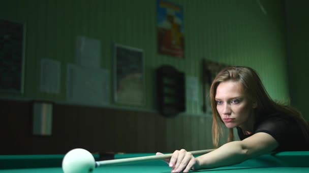 Jeune fille jouant au billard russe — Video