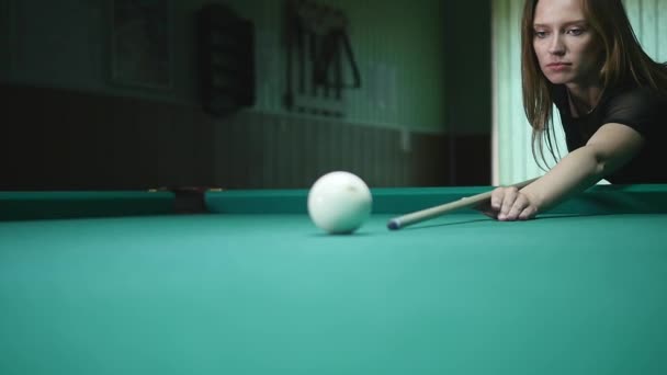 Jeune fille jouant au billard russe — Video