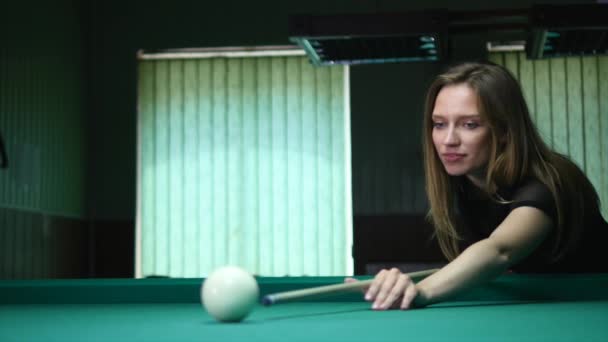 若い女の子遊ぶロシアのビリヤード — ストック動画