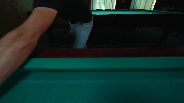 Main de fille met balle sur la table de billard. Grande boule de billard rouge au premier plan — Video