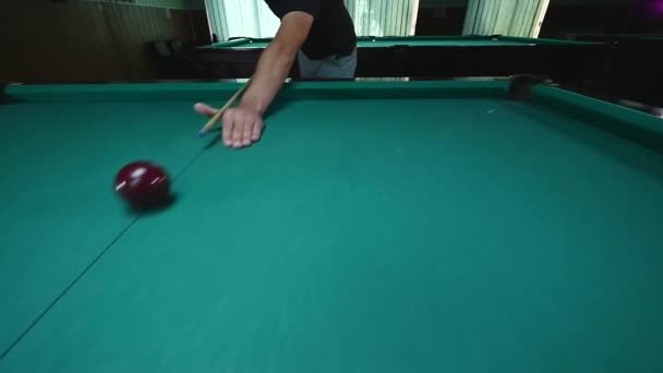 Mano ragazza mette palla sul tavolo da biliardo. Grande palla da biliardo rossa in primo piano — Video Stock