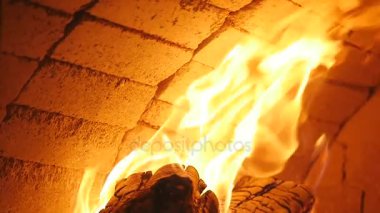 Şöminede yakacak odun, yakın çekim, parlayan odunlar, ateş ve alevler