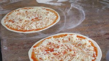 Malzemeler pizza üzerine koyarak mutfakta aşçılar eller. Pizza kavramı. Üretim ve teslimat yiyecek. Yakın çekim