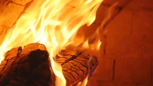 Hořící dříví v krbu detailní záběr, zářící klády, oheň a plameny — Stock video