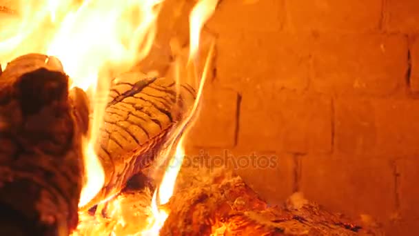 Płonące drewno w kominku zbliżenie, świecące kłody, ogień i płomienie — Wideo stockowe