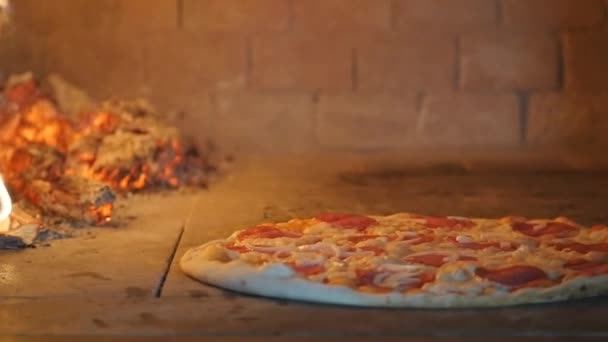 Pizza pieczenie w drewnie odpaliłem piekarnik — Wideo stockowe