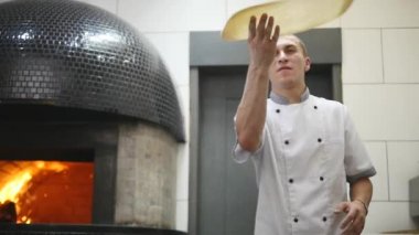 Şefler pizza hamuru havada döndürmek