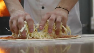 Malzemeler pizza üzerine koyarak mutfakta aşçılar eller. Pizza kavramı. Üretim ve teslimat gıda
