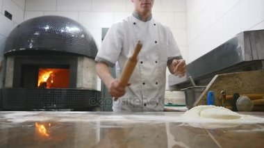 Şefler elleri pizza hamur rulo