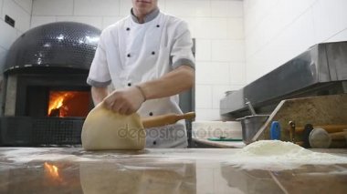 Şefler elleri pizza hamur rulo