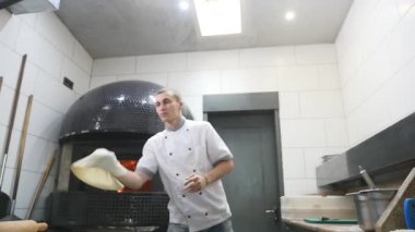 Şefler pizza hamuru havada döndürmek