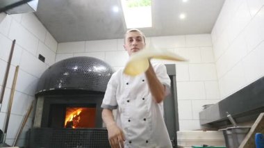 Şefler pizza hamuru havada döndürmek