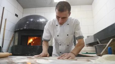 Pizza hazırlama Şef. Pizzacı. Yiyecek hazırlama. Pizza hamur ticari mutfak savurma pizza Chef.Chef