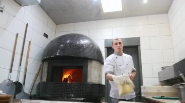 Şefler pizza hamuru havada döndürmek