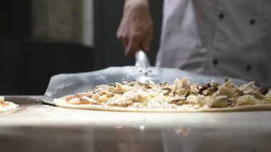Şefler pizza hamuru havada döndürmek