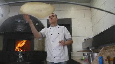 Şefler pizza hamuru havada döndürmek