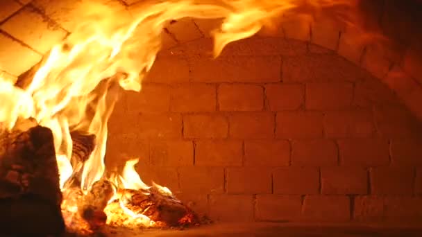 Leña ardiendo en la chimenea primer plano, troncos brillantes, fuego y llamas — Vídeos de Stock