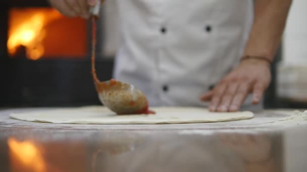 Domates sosu closeup pizza hamuru sürülür — Stok video