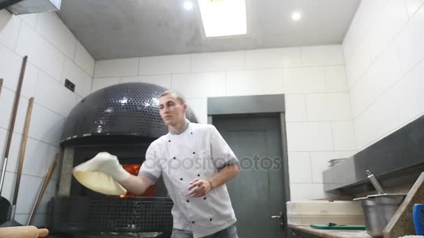 Chef-koks draaien pizza deeg in de lucht — Stockvideo