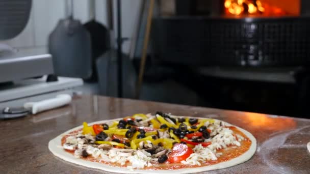 Chef Assaisonnement Pizza avec garnitures fraîches, Gros plan, Mouvement lent — Video