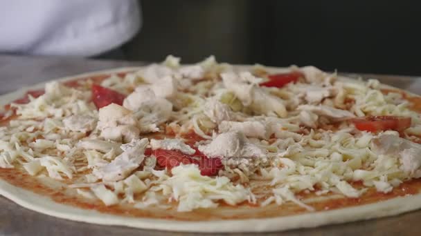 Pizza koření šéfkuchař s čerstvým zálivky, Close Up, pomalý pohyb — Stock video