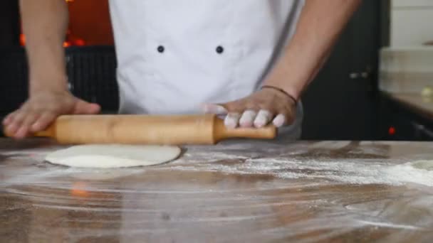 As mãos dos chefs rolam a massa em pizza — Vídeo de Stock