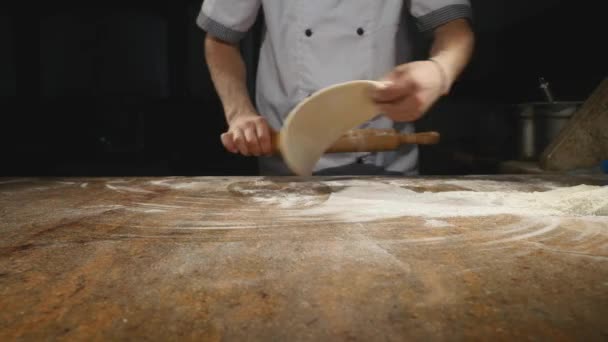 As mãos dos chefs rolam a massa em pizza — Vídeo de Stock