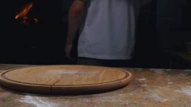 Sıcak ve sıcak pizza fırından alarak önlük yemek