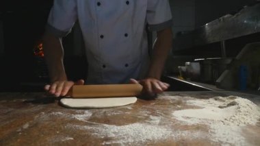 Pizza hazırlama Şef. Pizzacı. Yiyecek hazırlama. Pizza hamur ticari mutfak savurma pizza Chef.Chef