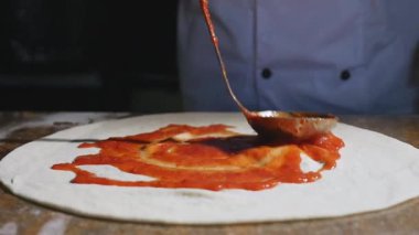 Domates sosu closeup pizza hamuru sürülür