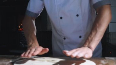 Pizza hazırlama Şef. Pizzacı. Yiyecek hazırlama. Pizza hamur ticari mutfak savurma pizza Chef.Chef