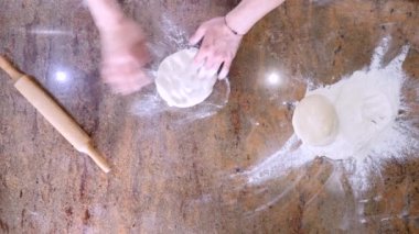 Pizza hazırlama Şef. Pizzacı. Yiyecek hazırlama. Pizza hamur ticari mutfak savurma pizza Chef.Chef