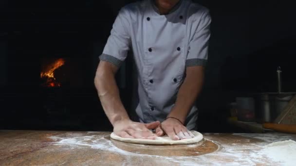 Koch bereitet eine Pizza zu. Pizzeria. Essenszubereitung. Pizza chef.chef wirft Pizzateig in gewerbliche Küche — Stockvideo