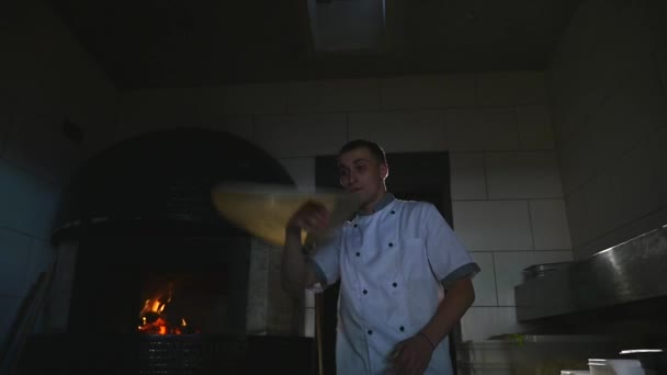 Chefs girar massa de pizza no ar — Vídeo de Stock