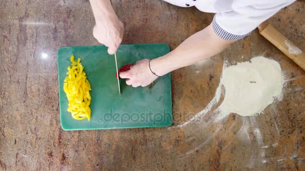 Der Koch schneidet scharfe Chilischoten auf das Holzbrett, würzige Speisen, Mahlzeiten mit Gemüse, vegetarisches Essen. Ansicht von oben — Stockvideo