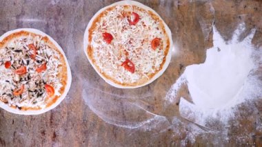 Malzemeler pizza üzerine koyarak mutfakta aşçılar eller. Pizza kavramı. Üretim ve teslimat yiyecek. Üstten Görünüm