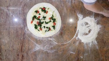 Malzemeler pizza üzerine koyarak mutfakta aşçılar eller. Pizza kavramı. Üretim ve teslimat yiyecek. Üstten Görünüm