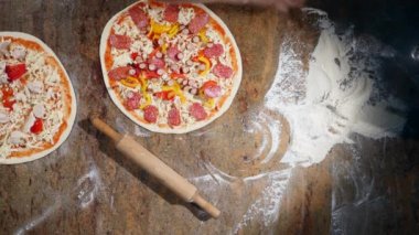 Malzemeler pizza üzerine koyarak mutfakta aşçılar eller. Pizza kavramı. Üretim ve teslimat yiyecek. Üstten Görünüm