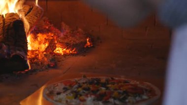 bir ormanda pişirme pizza fırın ateş etti.