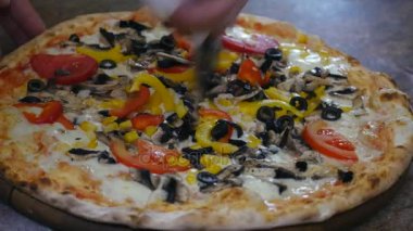 Pizza pizza kesici ile çanak ahşap tahta el kesme üzerinde