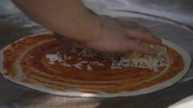 Malzemeler pizza üzerine koyarak mutfakta aşçılar eller. Pizza kavramı. Üretim ve teslimat gıda