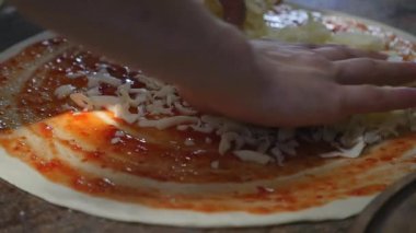 Malzemeler pizza üzerine koyarak mutfakta aşçılar eller. Pizza kavramı. Üretim ve teslimat gıda