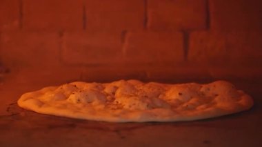 bir ormanda pişirme pizza fırın ateş etti.