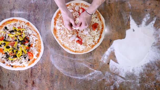 Cozinheiros mãos na cozinha colocando os ingredientes na pizza. Conceito de pizza. Produção e entrega de alimentos. Vista superior — Vídeo de Stock