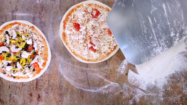 Шеф-повар кладет пиццу в кирпичную печь — стоковое видео