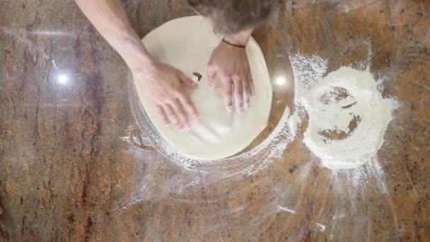 Chef-kok een pizza bereiden. Pizza plaats. Voedselbereiding. Pizza Chef.Chef gooien pizza deeg in commerciële keuken — Stockvideo