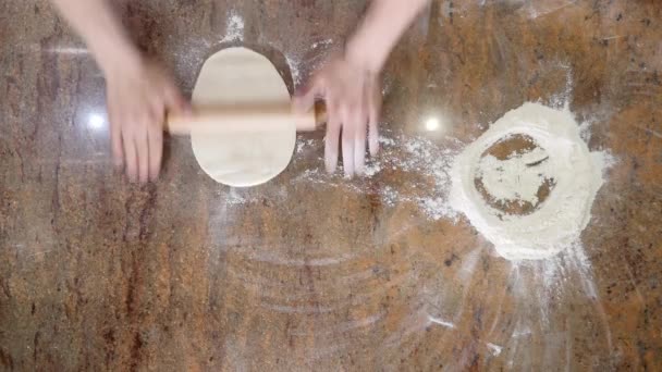 Koch bereitet eine Pizza zu. Pizzeria. Essenszubereitung. Pizza chef.chef wirft Pizzateig in gewerbliche Küche — Stockvideo