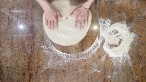 Chef che prepara una pizza. Pizza Place. Preparazione del cibo. Chef della pizza che lancia la pasta della pizza nella cucina commerciale — Video Stock