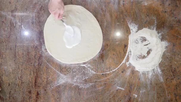 Chef preparando una pizza. Pizza Place. Preparación de alimentos. Pizza Chef.Chef tirando masa de pizza en la cocina comercial — Vídeos de Stock